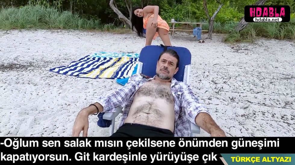 Kız kardeşim sahilde babamın arkasından bana götünü gösteriyor