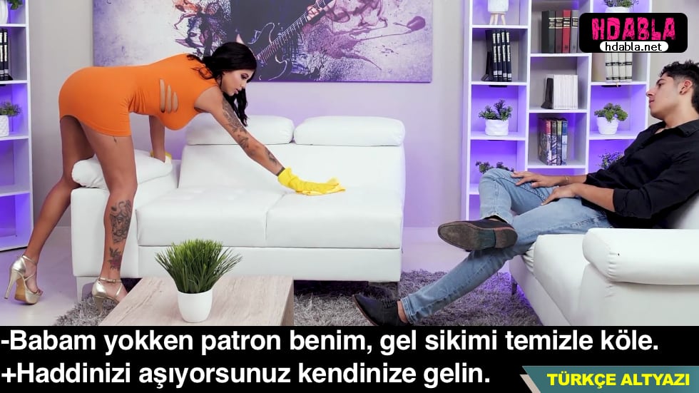 Evde kimse yokken temizlikçi kadının götüne bakıp sıvazlıyorum