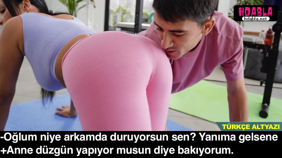 Annesi yoga yaparken gizlice arkadan yaklaşıp götünü kokluyor